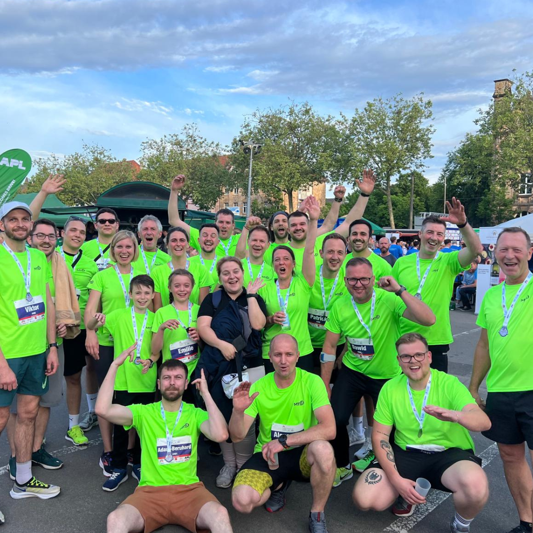Gruppenaufnahme vom MTS-Team bei einem Firmenlauf