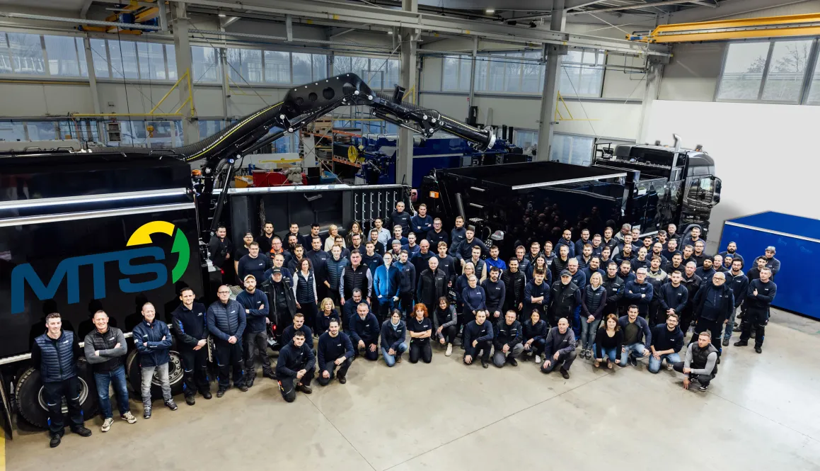 Foto de grupo de los empleados de MTS Mobile Tiefbau Saugsysteme GmbH en la nave de montaje.