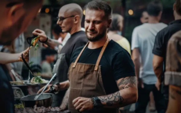 MTS Mitarbeiter am Grillen