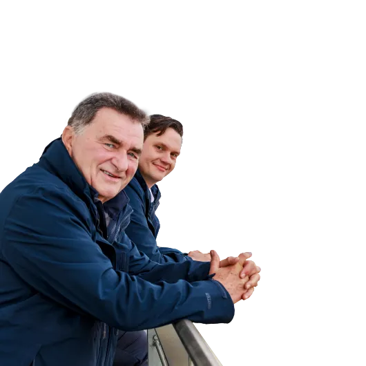 Zwei MTS Mitarbeiter lächeln in die Kamera