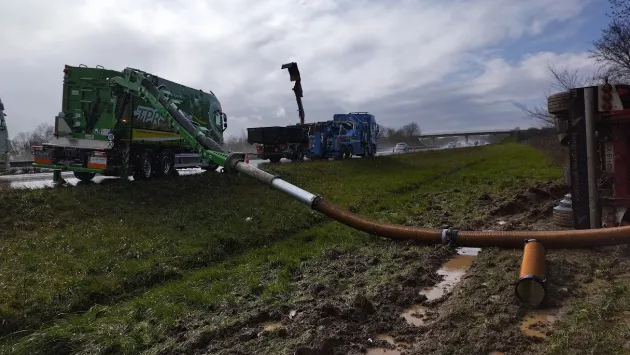 The distance to the damaged HGV is bridged by the MTS with the suction hose extension and the high suction power.