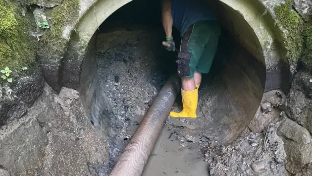 Suctioning of sludge in the area of sewers.